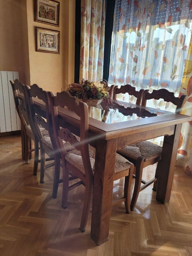 Sillas y mesa rusticas de madera hechas a mano