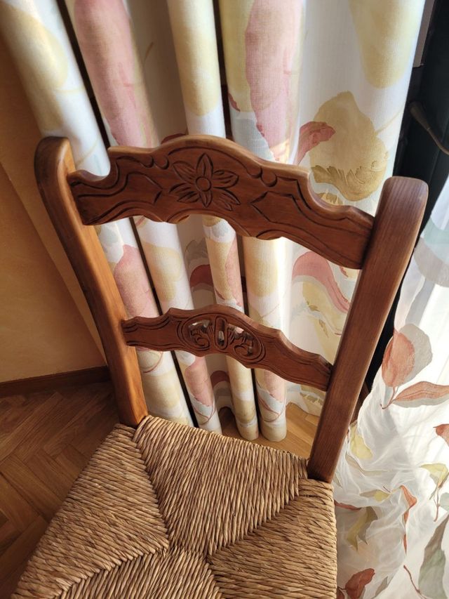 Sillas y mesa rusticas de madera hechas a mano