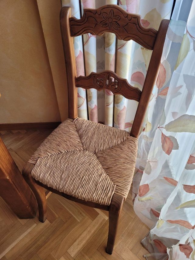 Sillas y mesa rusticas de madera hechas a mano