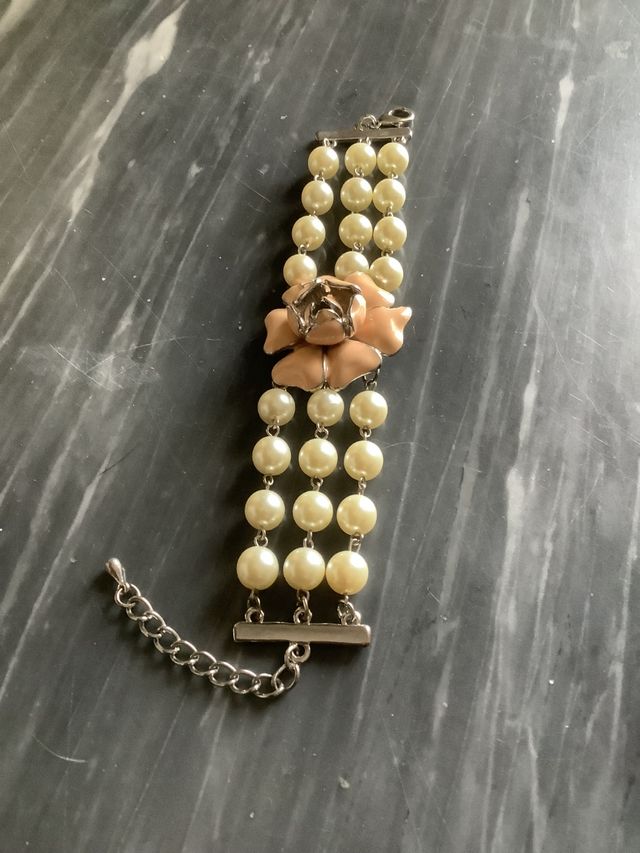 Bracciale con perle e camelia smaltata