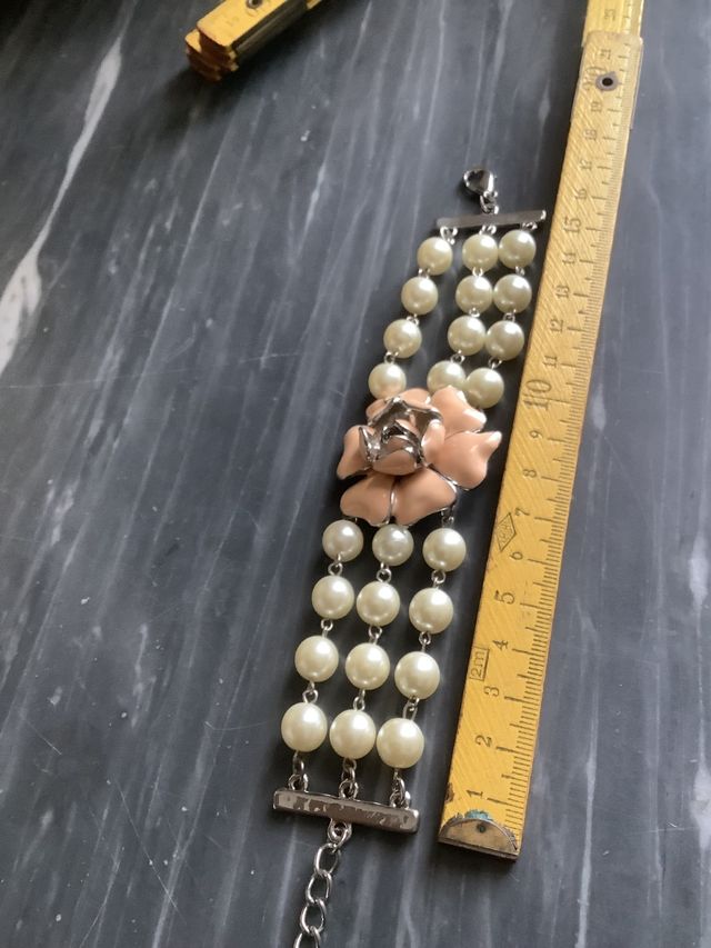 Bracciale con perle e camelia smaltata