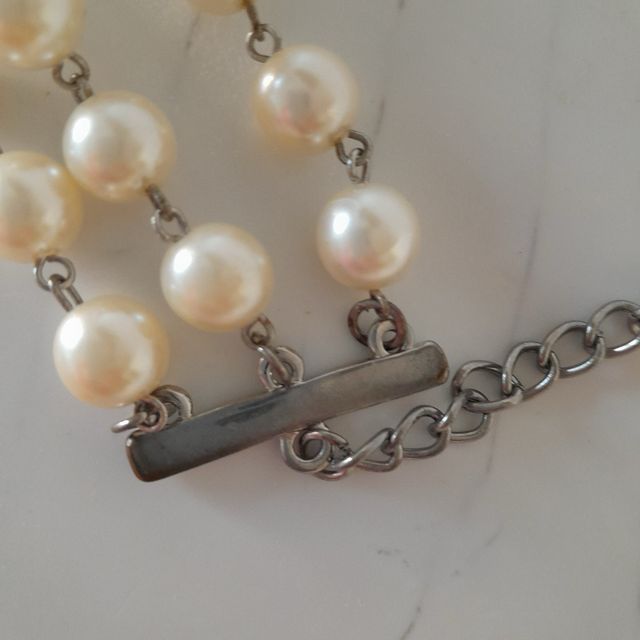 Bracciale con perle e camelia smaltata