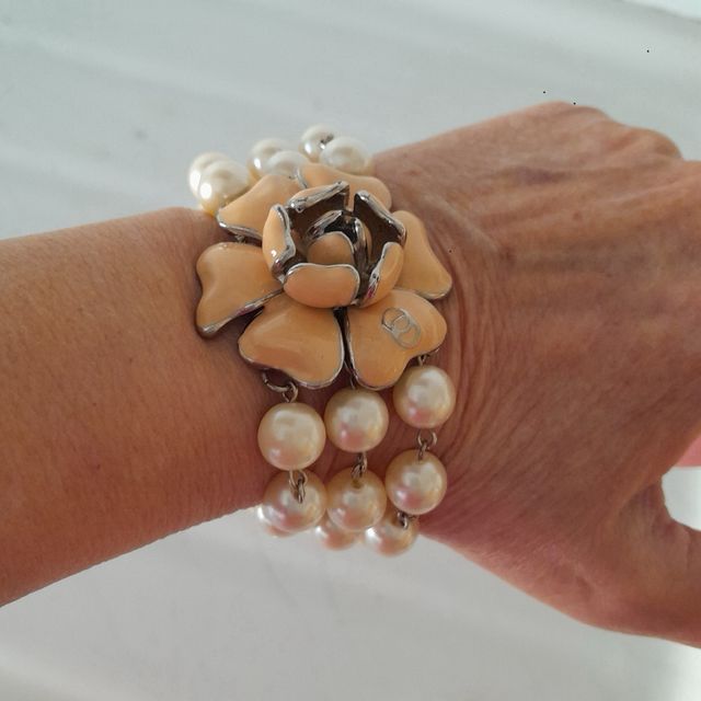 Bracciale con perle e camelia smaltata