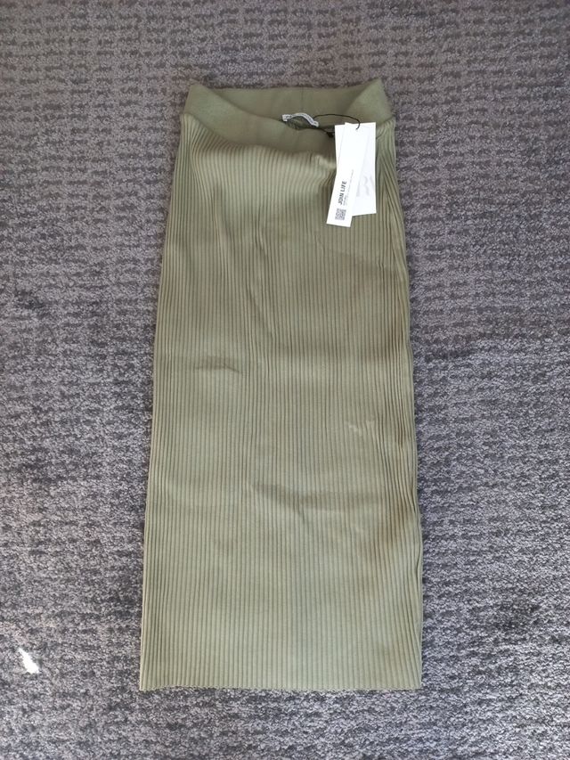 Falda midi nueva Zara