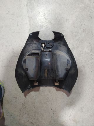 -Piaggio Zip. Contraescudo guantera 
