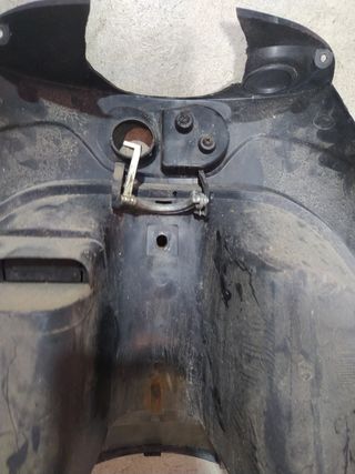 -Piaggio Zip. Contraescudo guantera 