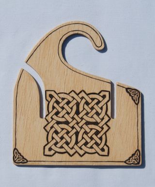 Percha vikinga para sandalias pirograbada