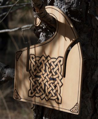 Percha vikinga para sandalias pirograbada