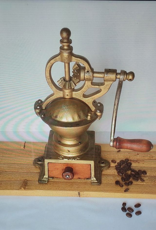 Molinillo Elma Dorado de café vintage