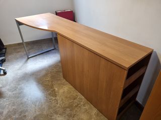 Mesa escritorio con estanteria interior c/ruedas