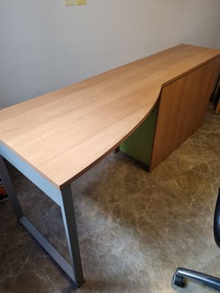 Mesa escritorio con estanteria interior c/ruedas
