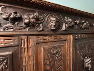 Aparador neorrenacentista de madera maciza tallada