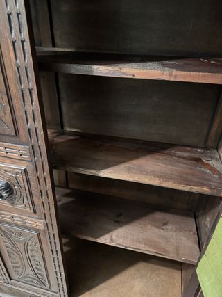 Aparador neorrenacentista de madera maciza tallada