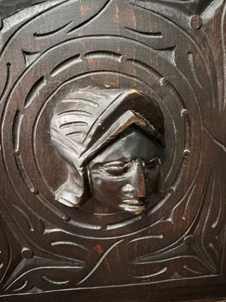 Aparador neorrenacentista de madera maciza tallada