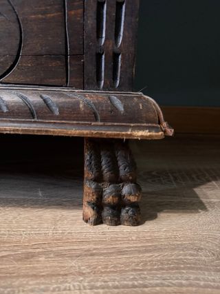 Aparador neorrenacentista de madera maciza tallada