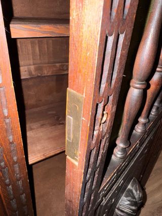 Aparador neorrenacentista de madera maciza tallada