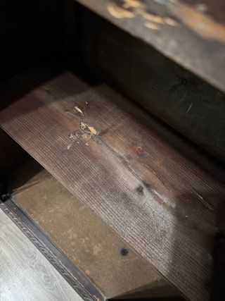 Aparador neorrenacentista de madera maciza tallada