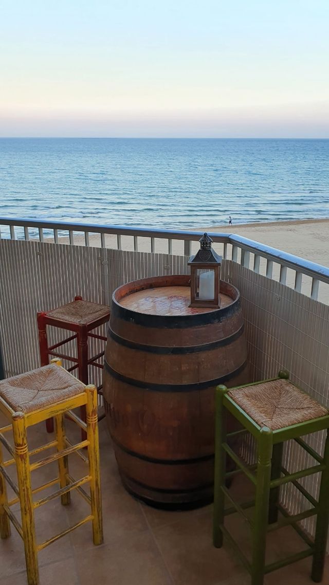 Mesa barril con luces y taburetes