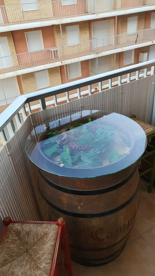 Mesa barril con luces y taburetes