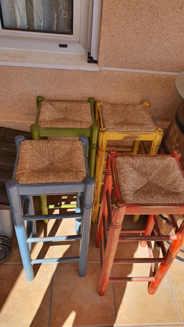 Mesa barril con luces y taburetes