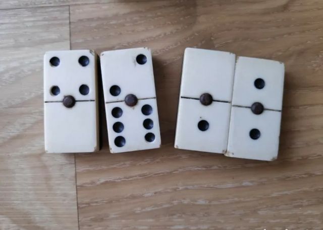 Dominó de piezas de pasta. Años 50