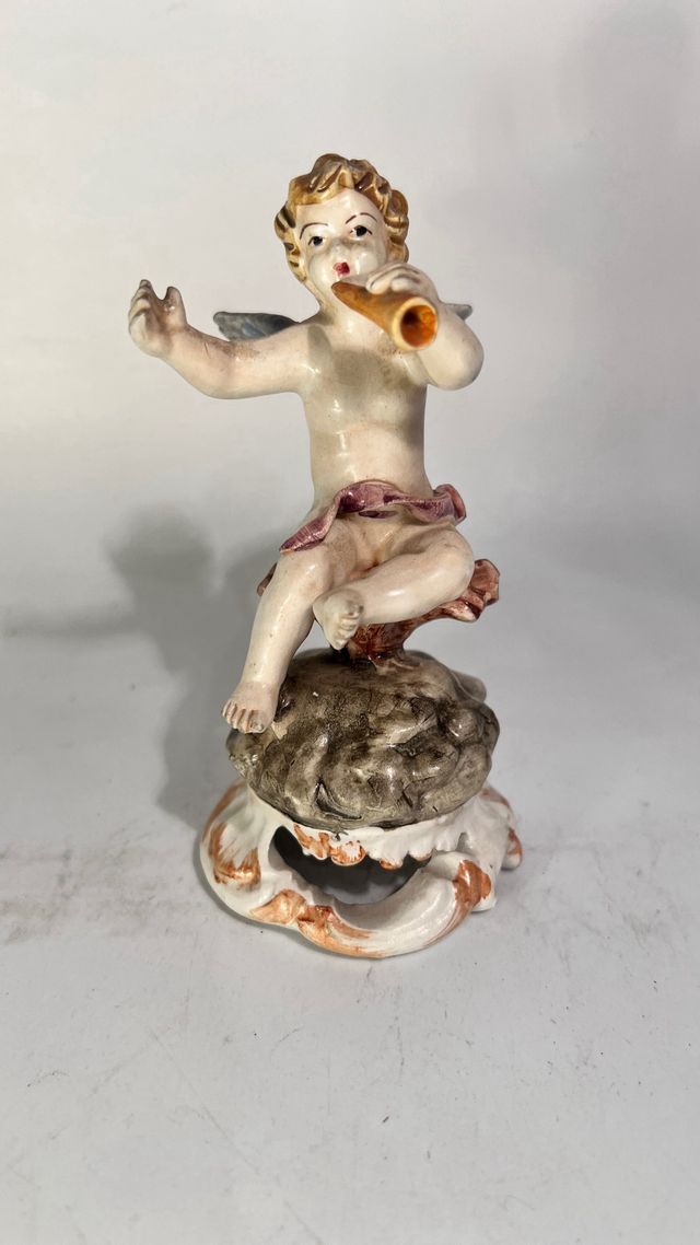 Ceramica di Bassano colorata di putto con flauto