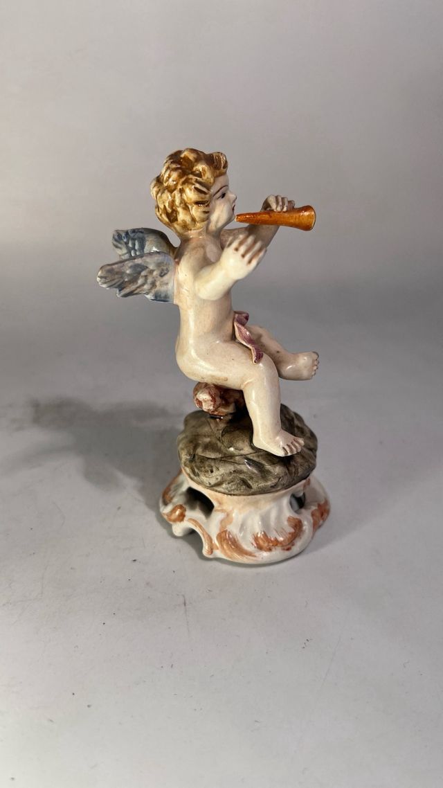 Ceramica di Bassano colorata di putto con flauto