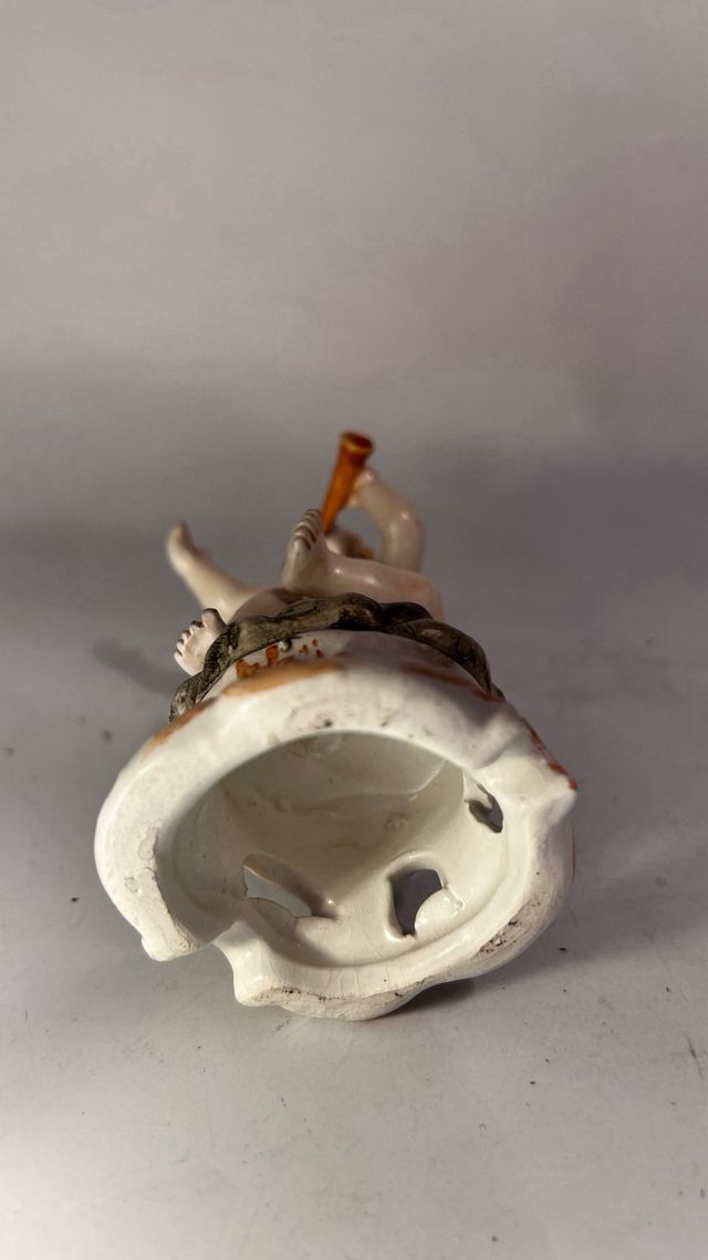 Ceramica di Bassano colorata di putto con flauto