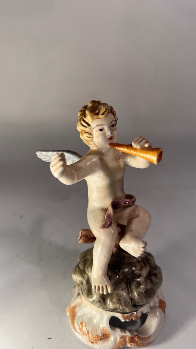 Ceramica di Bassano colorata di putto con flauto
