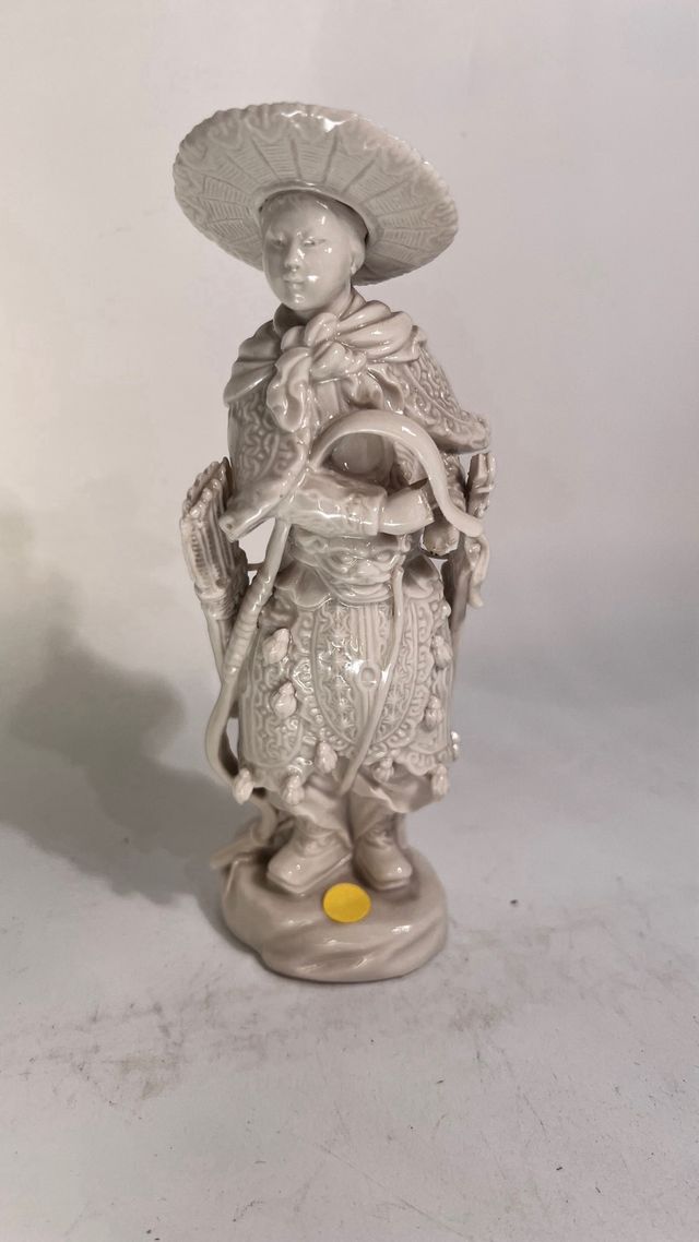 Statuetta in ceramica bianca di arcere cinese