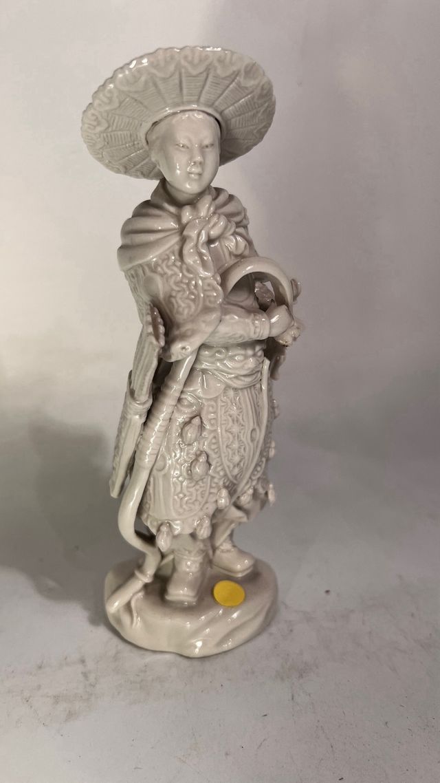 Statuetta in ceramica bianca di arcere cinese