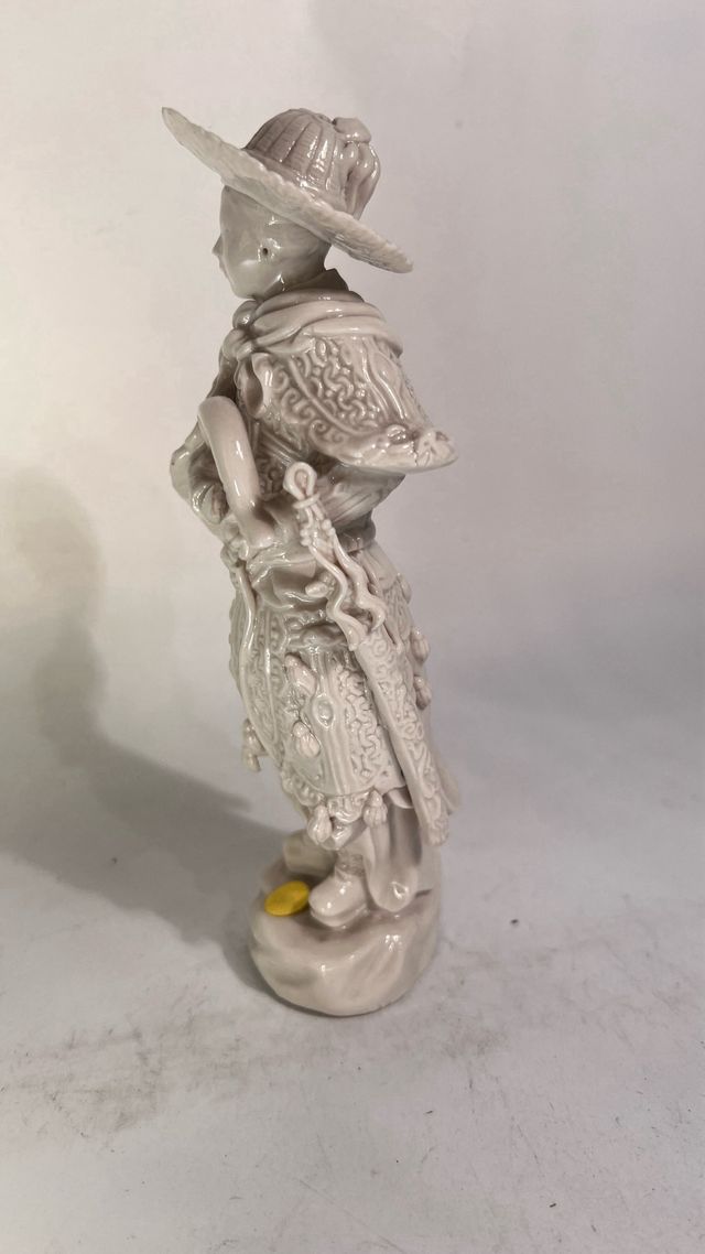 Statuetta in ceramica bianca di arcere cinese