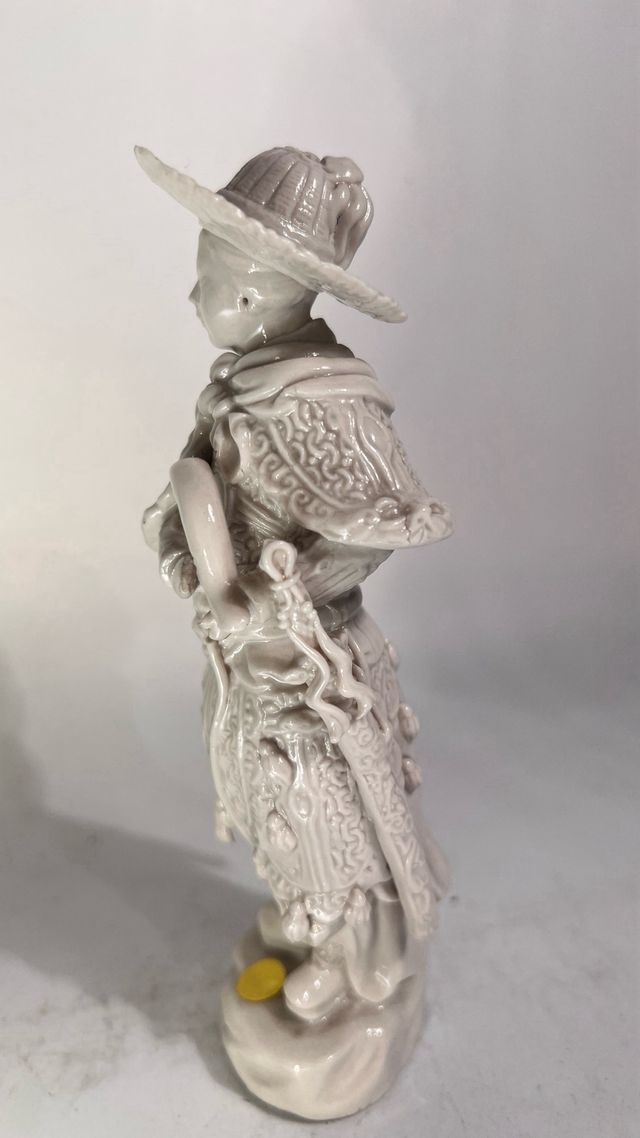 Statuetta in ceramica bianca di arcere cinese