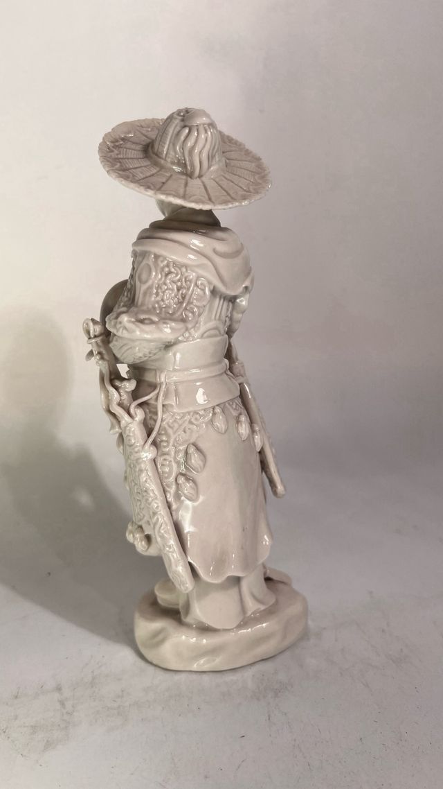 Statuetta in ceramica bianca di arcere cinese