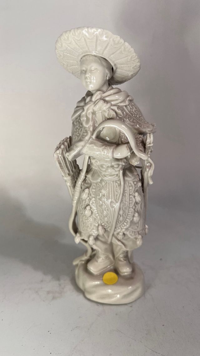 Statuetta in ceramica bianca di arcere cinese