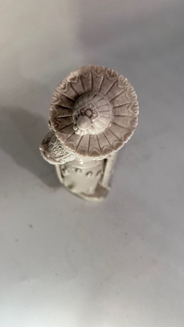 Statuetta in ceramica bianca di arcere cinese