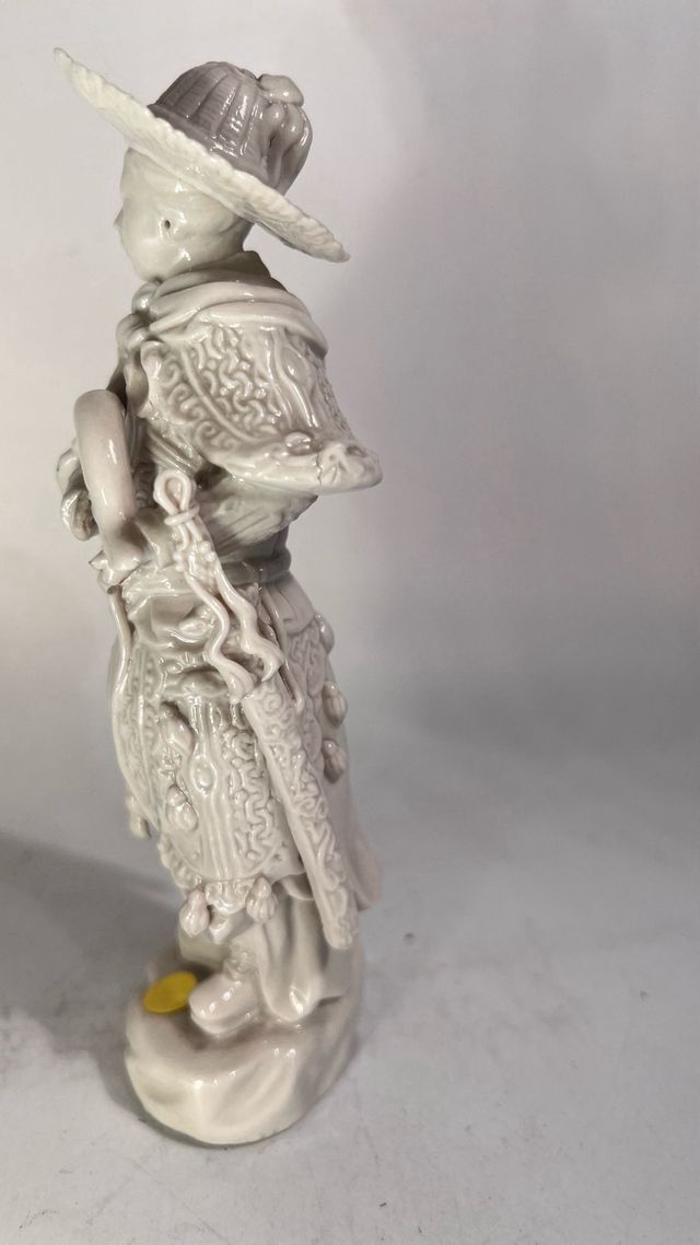 Statuetta in ceramica bianca di arcere cinese