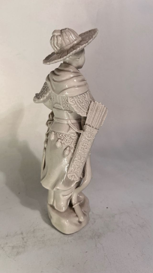 Statuetta in ceramica bianca di arcere cinese