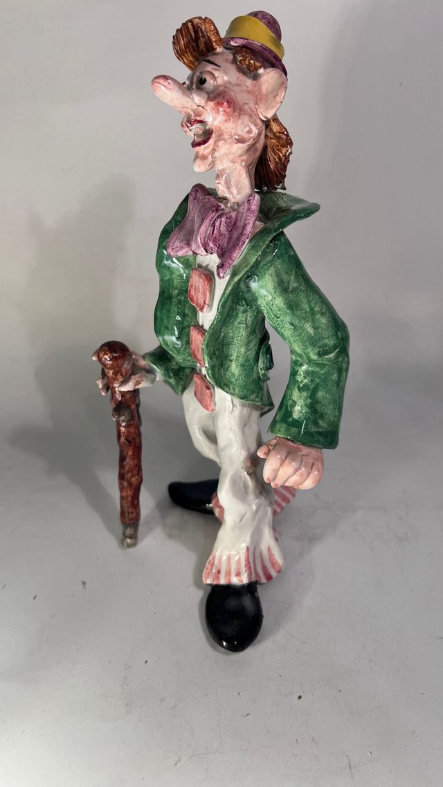 Statuetta di pagliaccio in ceramica di Faenza