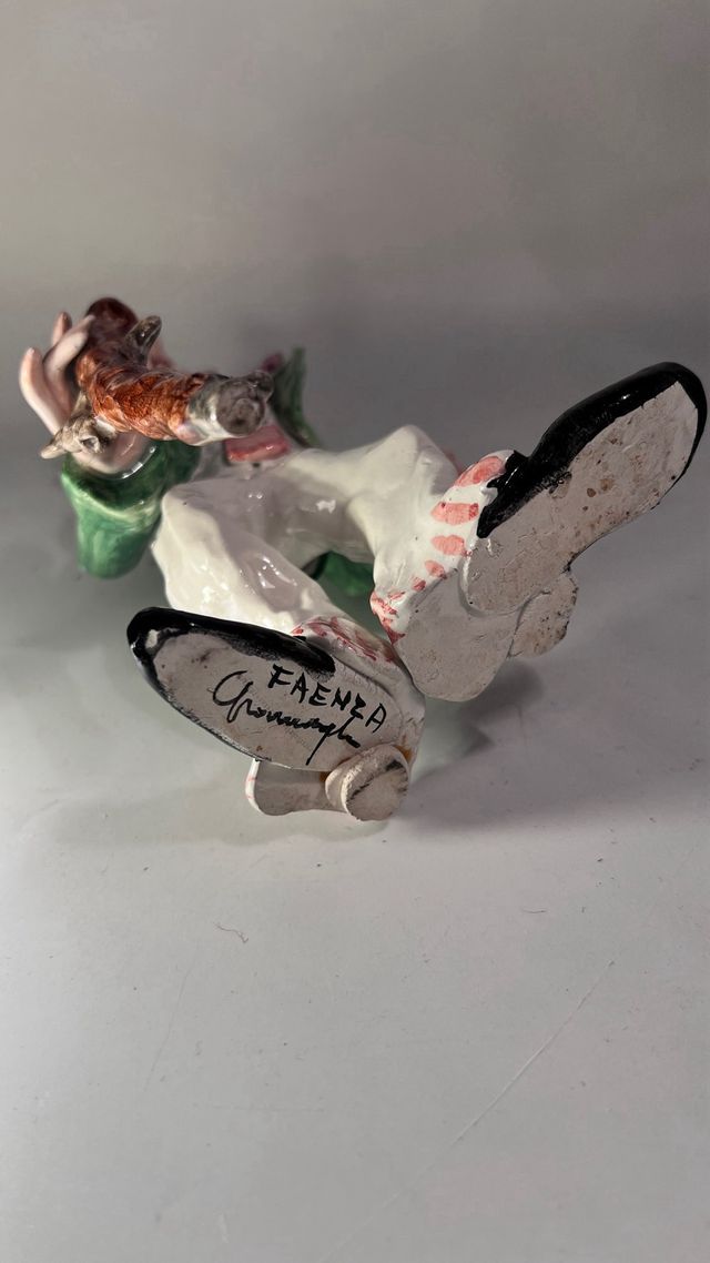 Statuetta di pagliaccio in ceramica di Faenza