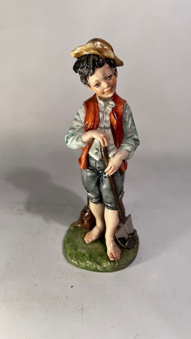 Statuetta di Capodimonte di bambino scalzo, Merli