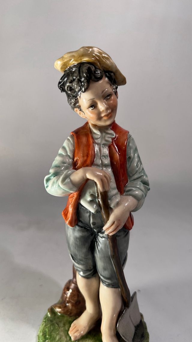 Statuetta di Capodimonte di bambino scalzo, Merli