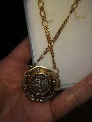 Medallon rodeado oro 18k y diamantes naturales
