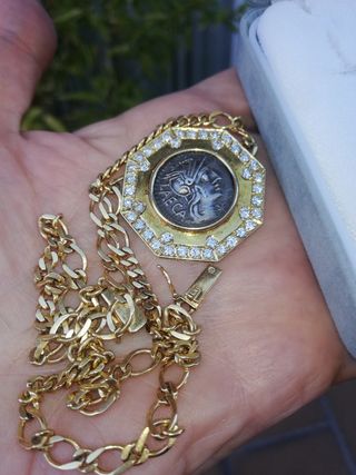 Medallon rodeado oro 18k y diamantes naturales