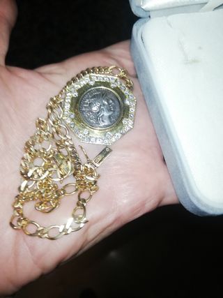 Medallon rodeado oro 18k y diamantes naturales