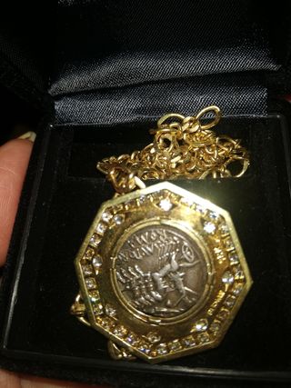 Medallon rodeado oro 18k y diamantes naturales
