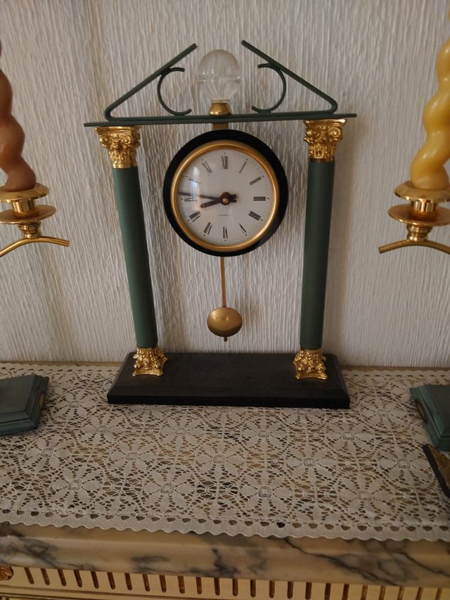 Reloj y candelabros