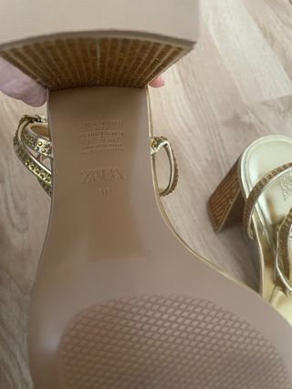 Sandalias doradas tacón