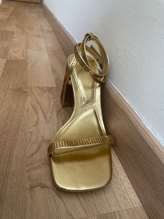 Sandalias doradas tacón