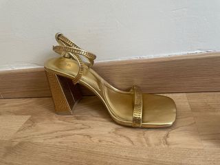Sandalias doradas tacón
